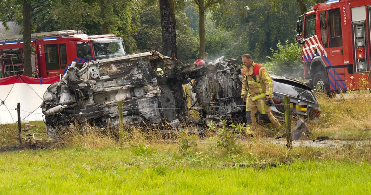 Man (75) overleden na frontale botsing waarbij auto in brand vliegt, andere bestuurder zwaargewond