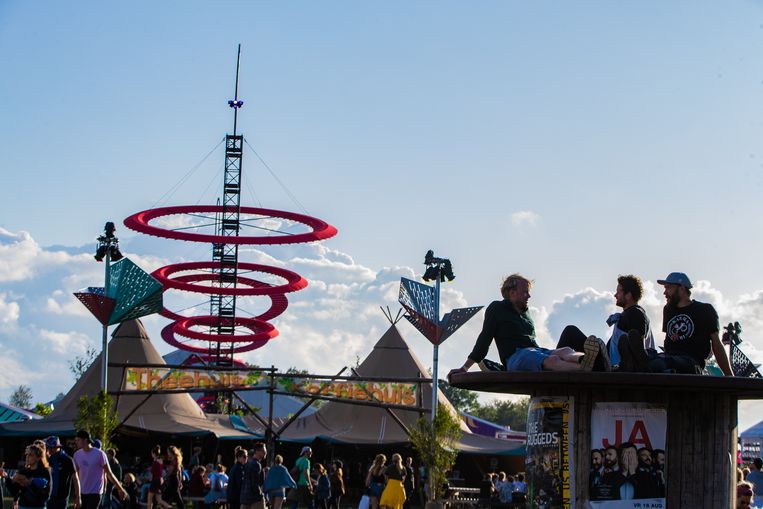 Muziekliefhebbers op het festivalterrein tijdens de derde dag van de 27e editie van muziekfestival A Campingflight to Lowlands Paradise in 2019.  Beeld ANP Kippa