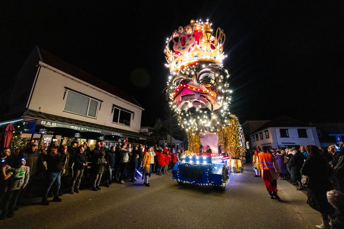 De praalwagen van Binnendûr, vier weken geleden nog de nummer 2 van de grote optocht in Keulen van Gelderland in Groesbeek, nu de glorieuze winnaar.