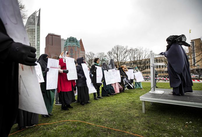 Betogers met gezichtsbedekkende kleding tijdens hun protest op de Haagse Koekamp tegen het niqabverbod.
