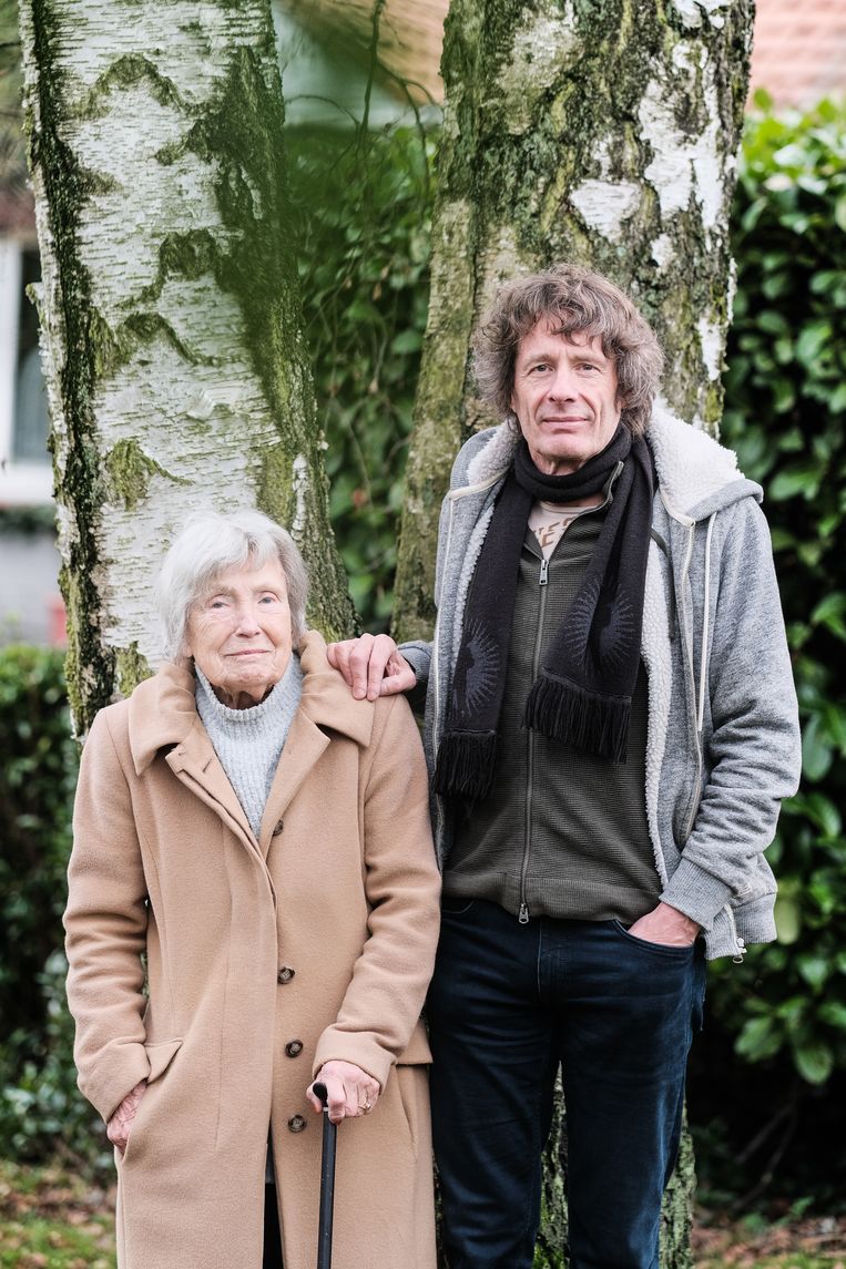 Leona: 'Dat onze enige zoon naar de oorlog trok als journalist, doet een moederhart geen goed.' Beeld Bob Van Mol