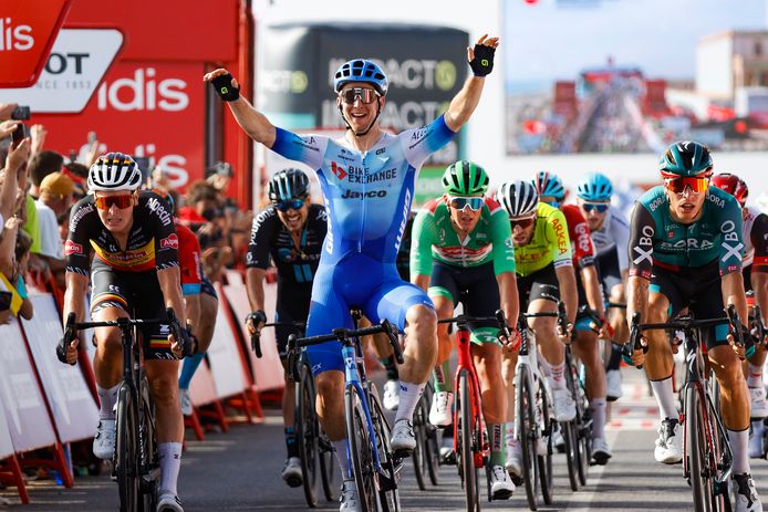 Kaden Groves viert zijn overwinning, rechts wordt Danny van Poppel tweede.