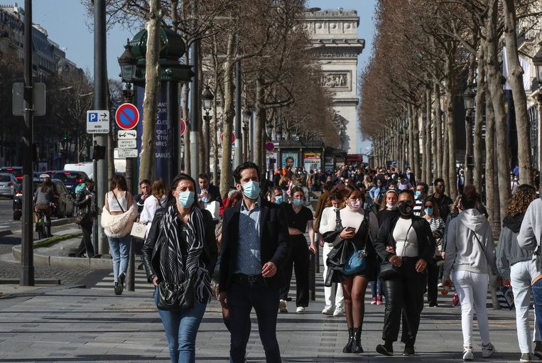 Op de Champs-Elysées is het nog best druk. Als Parijs in lockdown gaat, zullen Parijzenaars moeten binnenblijven. Beeld AP
