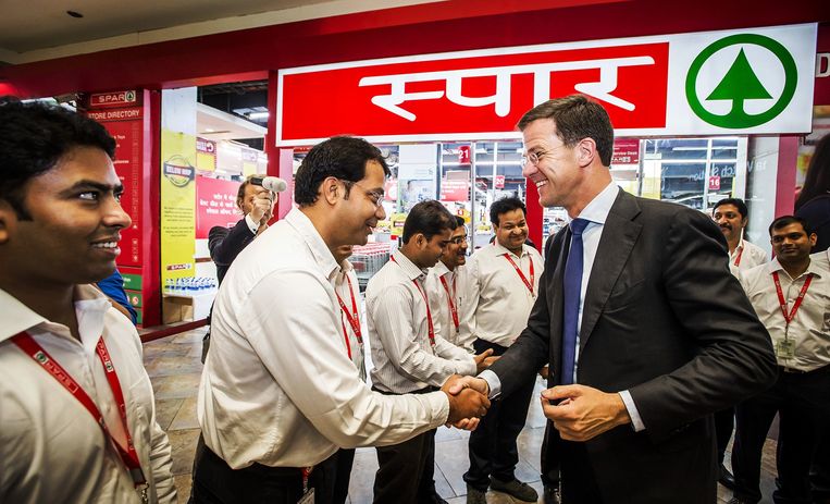 Premier Mark Rutte tijdens een rondleiding door een SPAR supermarkt in New Delhi tijdens een bezoek aan India in 2015. Beeld ANP