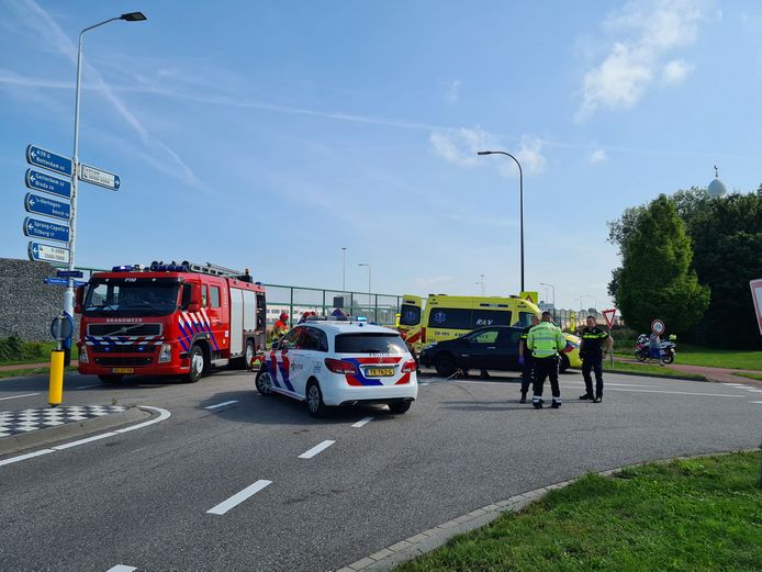 Motorrijder raakt zwaargewond bij botsing met auto op Taxandriaweg in Waalwijk.