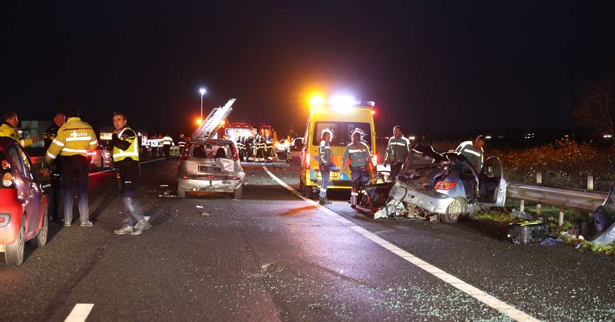 Meerdere mensen zwaargewond door ongeluk in file op A6: weg inmiddels weer vrij.