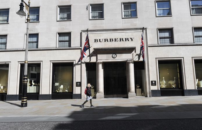 Ook het Britse modehuis Burberry heeft zijn personeel ingezet om te helpen bij de coronacrisis. Medewerkers maken naast de beroemde trenchcoats ook mondkapjes, witte jassen en pyjama's voor patiënten, maakte Burberry zaterdag bekend op Instagram.
