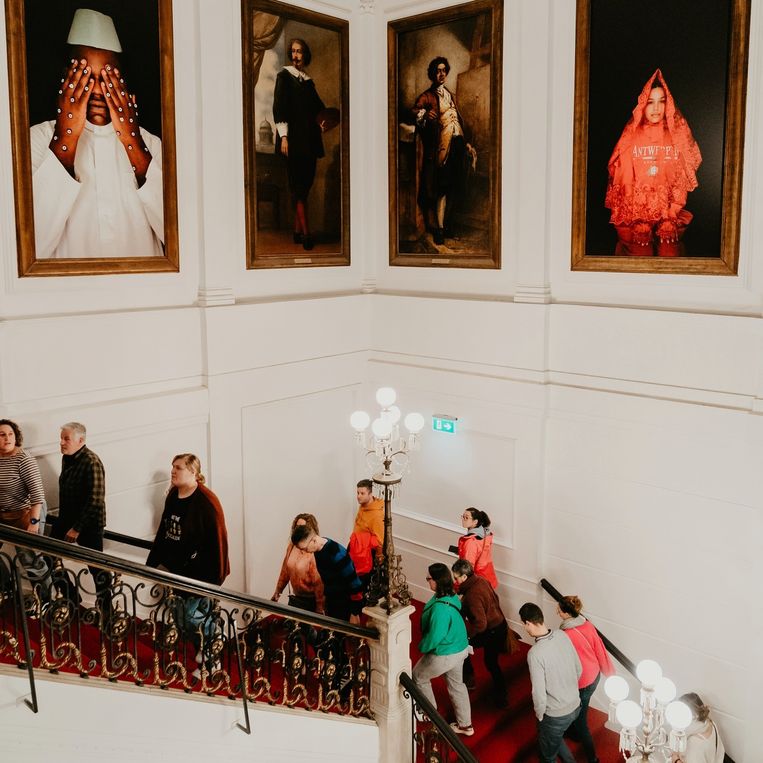 De foto’s van internationaal gerenommeerd fotograaf Mous Lambarat naast de oude schilderijen. Beeld Arenberg