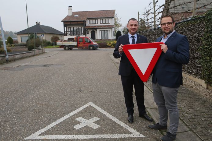 De Vlaams-Brabantse gemeente Glabbeek schafte eind 2017 de voorrang van rechts af. Foto: Burgemeester Peter Reekmans (links) en schepen Simon Vandermeulen.