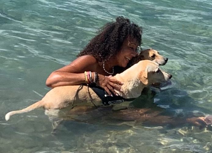Mandy Wessels, zielsgelukkig met Bob en Bambi, in het Curaçaose water.