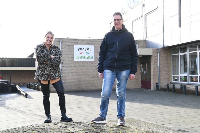 Dorpsschool Hoge Waai bestaat 50 jaar twee oud-leerlingen, Sophie van Strien en Frans de Ruijter.