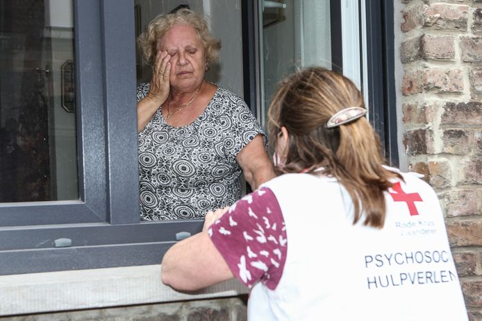 Psychologische hulpverleners checken de mentale toestand van de getroffen inwoners.