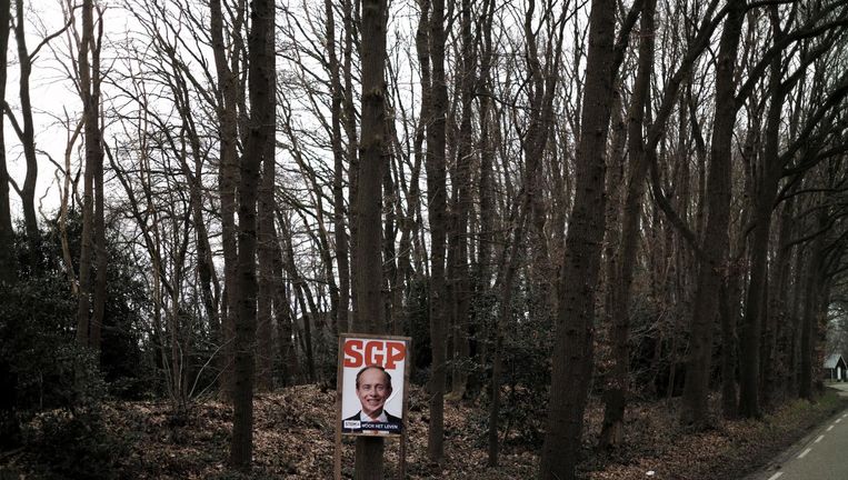 Een verkiezingsposter met Kees van der Staaij in Ermelo. Beeld ap