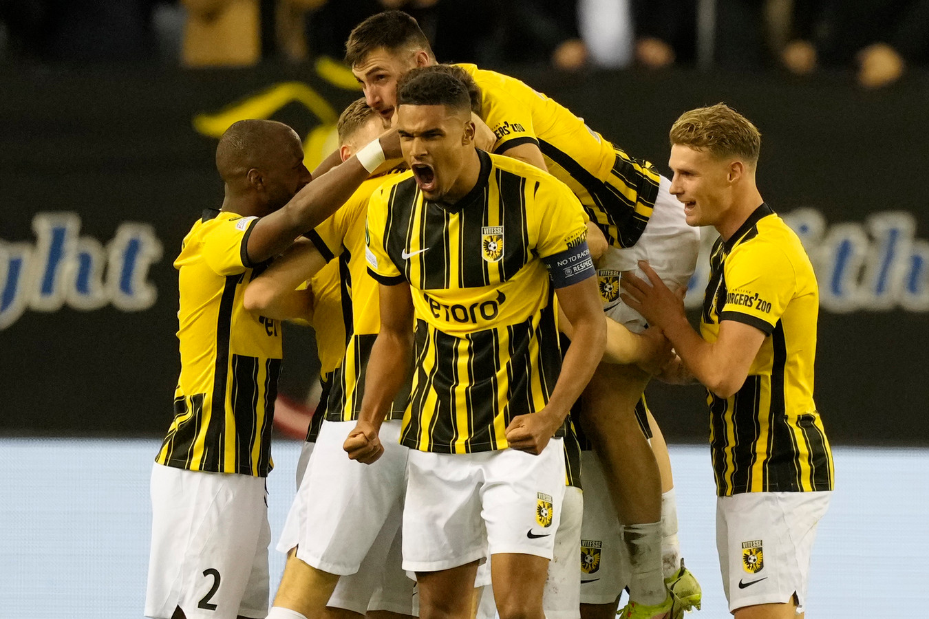 Vitesse viert de goal van Maximilian Wittek. Aanvoerder Danilho Doekhi balt zijn vuisten van vreugde.