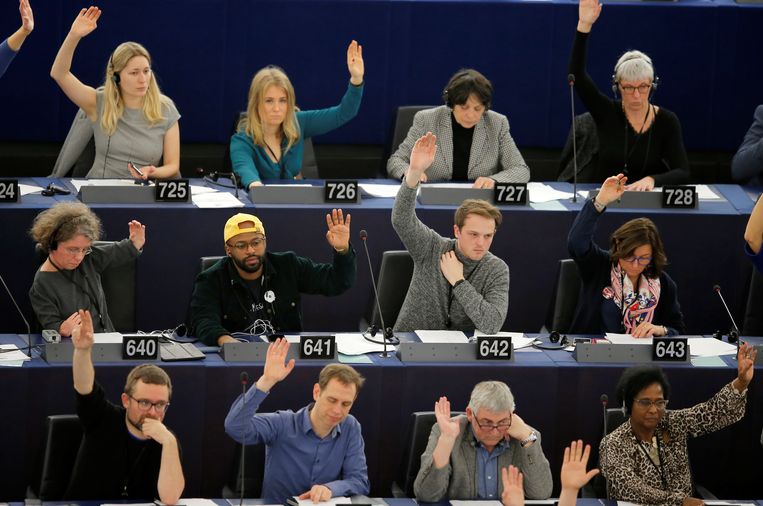 Leden van het Europees Parlement tijdens de stemming over het afkondigen van de klimaatnoodtoestand, donderdag in Straatsburg.  Beeld Reuters 