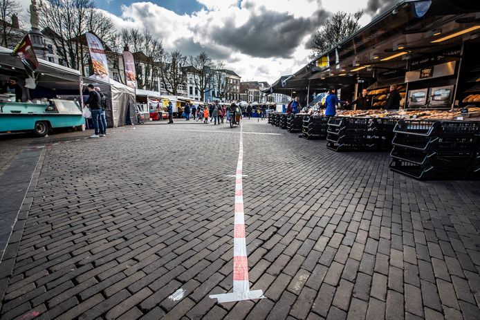 DS-2020-1753 CENTRUM EN MARKT VAN DEVENTER OP ZATERDAG TIJDENS CORONA VIRUS