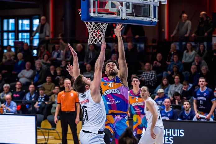 Arnaldo Toro Barea is succesvol onder de basket voor Landstede Hammers.