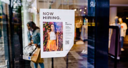 Personeel gezocht bij een winkel in Rotterdam: de vraag naar personeel loopt momenteel hard op, de werkeloosheid nam mede dankzij de steunmaatregelen nauwelijks toe. In sommige sectoren is zelfs grote vraag.