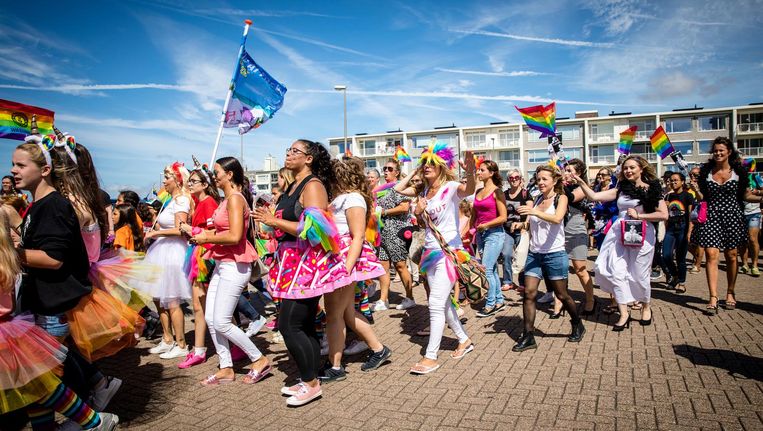 De Pride at the Beach Parade op de boulevard. Het festival maakt onderdeel uit van Pride Amsterdam, dat dit jaar voor de eerste keer een uitstapje naar de badplaats maakt. Beeld anp