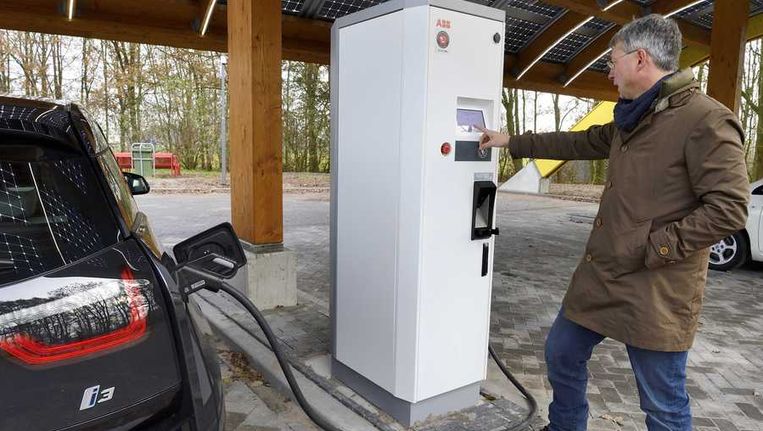Staan we straks ook in de file bij de oplaadpaal? Beeld anp