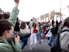 Quand les Bruxellois aspirent à danser: scène de liesse dans le centre
