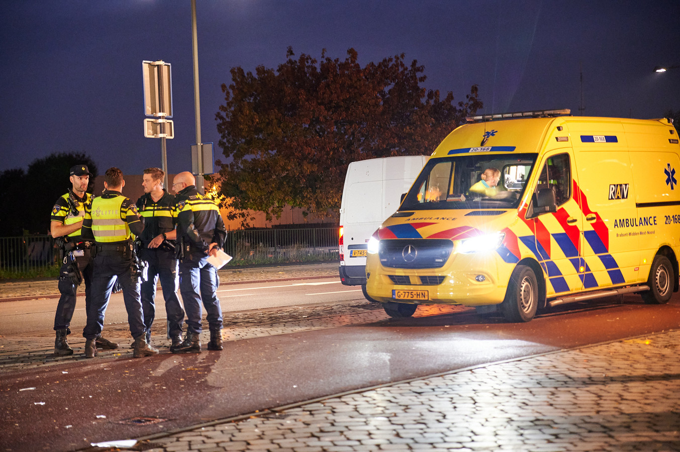 Een scooterbestuurder is gewond geraakt bij een botsing met een andere scooter in Breda. De persoon is na onderzoek in de ambulance overgebracht naar het ziekenhuis.