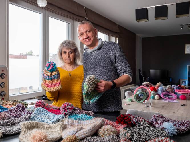 Kevin (42) en Arianne (51) breien mutsen voor het goede doel: “De blaren staan al op onze vingers” 