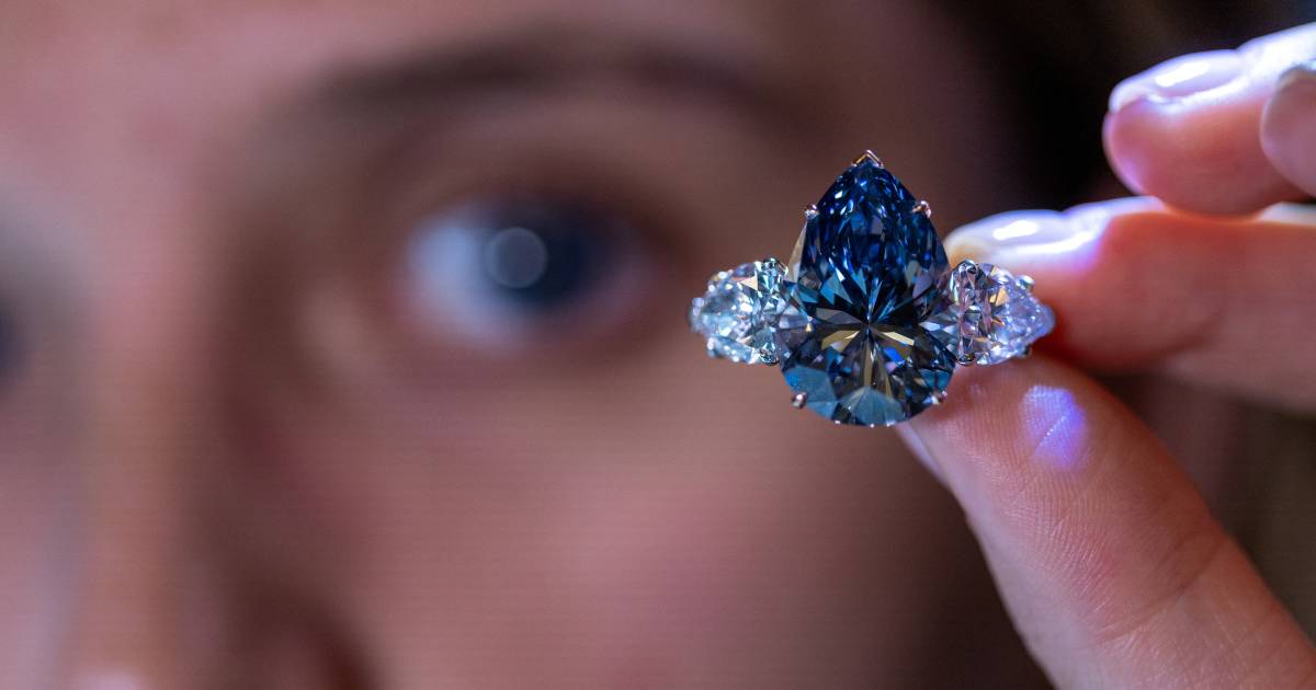 «Единственный в своем роде» бриллиант продан на аукционе почти за 41 миллион евро, с молотка ушли и часы Rolex Марлона Брандо |  снаружи