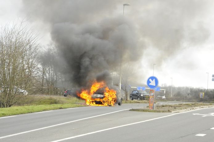 De bestuurder van de auto kon op tijd uit het voertuig in Heesch komen, voordat de vlammen te groot werden.