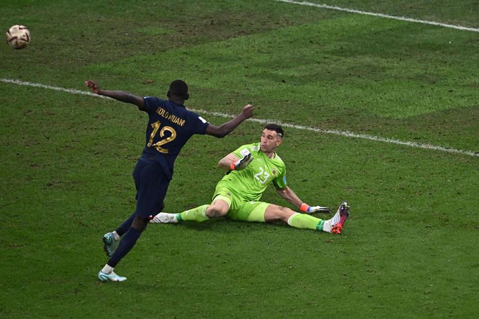 Randal Kolo Muani aurait pu offrir le titre mondial à la France, mais Emiliano Martinez en a décidé autrement.