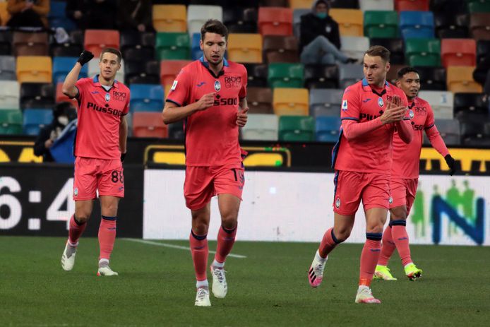 Teun Koopmeiners (second from right) celebrates the opening goal of Mario Pasalic (l).