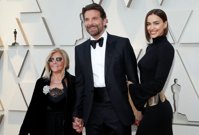 Bradley Cooper op de rode loper met zijn moeder Gloria Campano en zijn vriendin Irina Shayk.