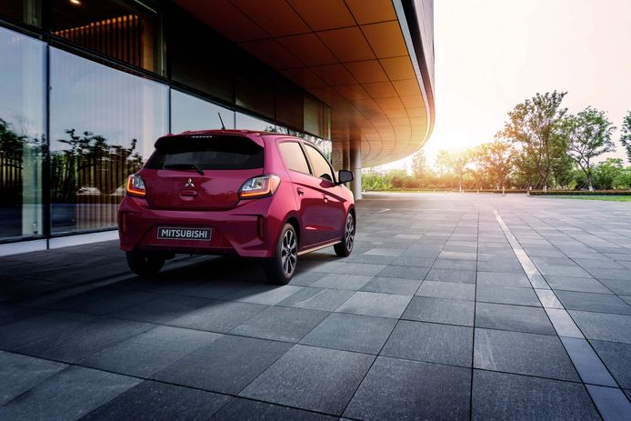 Mitsubishi paste de achterkant nauwelijks aan