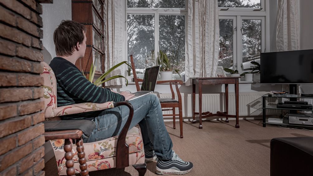 Lucas (21) ervaart extreme eenzaamheid: ‘Ik heb al tien maanden geen leeftijdsgenoten gezien’