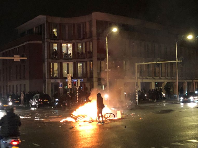 Rellen in Den Haag, afgelopen zaterdagavond. Beeld AFP