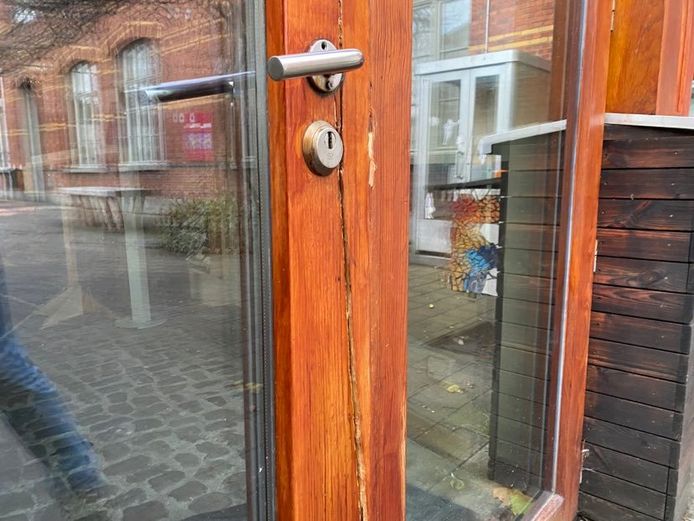 De hout van de deur van het Cultuurcentrum De Vieze Gasten is helemaal gespleten.