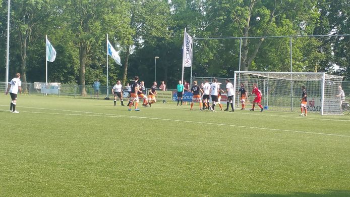 Een spelbeeld uit de wedstrijd tussen Marken en FC Breukelen.