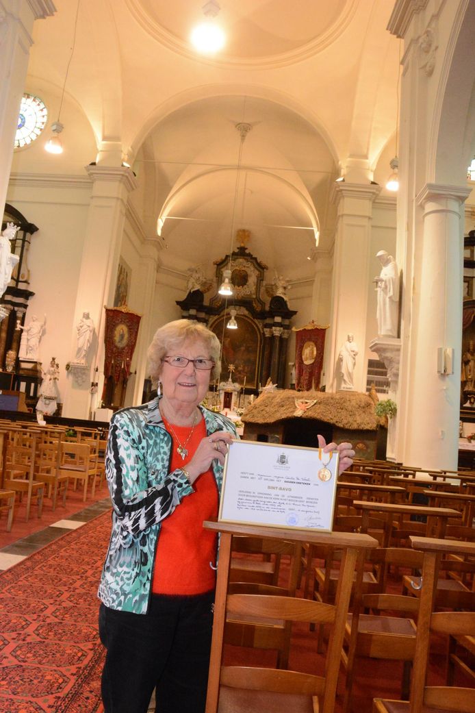Voor haar vijftig jaar lange inzet voor de parochiekerk kreeg Cecile De Wael een gouden ereteken van de bisschop.