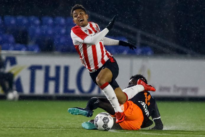 PSV speler Donyell Malen in duel met FC Volendam speler Rodney Antwi.