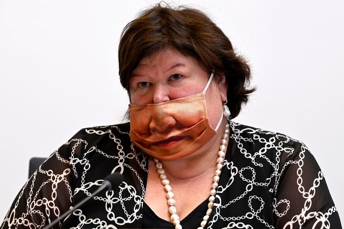 Minister De Block kwam met een opvallend mondmasker naar de Kamer gisteren, al droeg ze het niet altijd even correct.