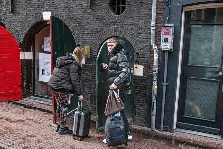 Toeristen arriveren bij een adres in het Centrum. Beeld Guus Dubbelman / de Volkskrant