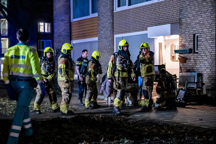 Twee vrouwen hebben rook ingeademd bij een woningbrand in Tilburg.