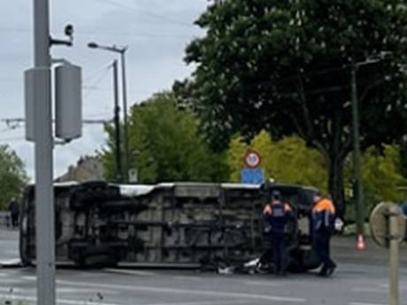 Grave accident entre un minibus de la police et une voiture à Bruxelles: 16 personnes blessées, dont deux grièvement