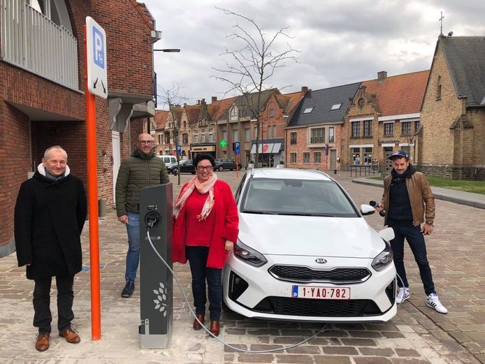 Schepen voor Mobiliteit Jürgen Deceuninck en schepen voor Energiebeleid Sherley Beernaert (beiden STERK) met uiterst links relatiebeheerder Luc Ouvrein van Fluvius en uiterst rechts Wouter Beel aan de eerste publieke laadpaal.