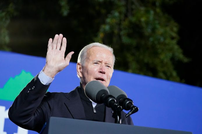 De Amerikaanse president Joe Biden dinsdagavond tijdens een speech op een verkiezingsbijeenkomst voor Terry McAuliffe, de Democratische gouverneurskandidaat in Virginia.