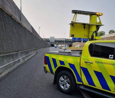 Twaalf bestuurders negeren rood kruis op A58, andere overtreder rijdt tussen wegafzettingen door