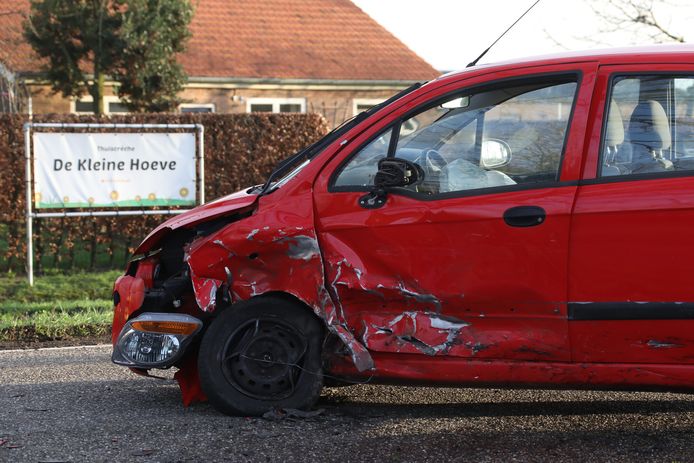 Bij een ongeluk in Herpen zijn twee mensen gewond geraakt.