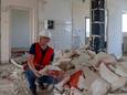 Veel bouwmateriaal is geschikt te maken voor hergebruik, maar dat geldt nog niet voor puin van gasbeton, vertelt ingenieur Barthel van Dinther van sloopbedrijf A. van Liempd in de Scheldeflat te Bergen op Zoom die nu gestript wordt.