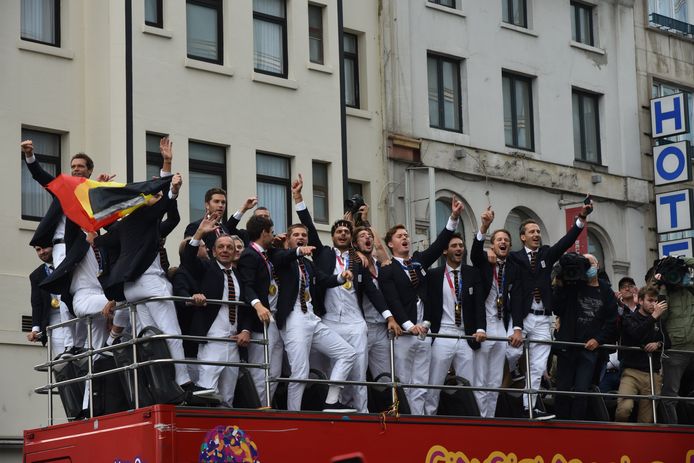 Hockeyspelers Red Lions met gouden medaille in open bus door Brussel