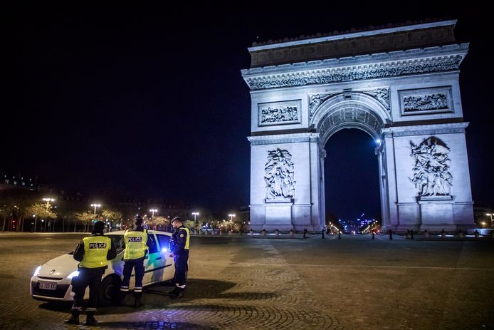 Franse politie controleert het verkeer in Parijs.  EPA/CHRISTOPHE PETIT TESSON